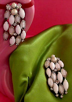 a beautiful VINTAGE COSTUME ESTATE ANTIQUE JEWELRY EARRINGS unsigned
