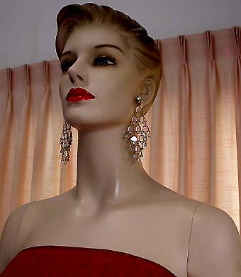 a beautiful VINTAGE COSTUME ESTATE ANTIQUE JEWELRY EARRINGS unsigned