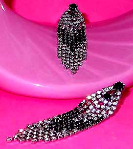 a beautiful VINTAGE COSTUME ESTATE ANTIQUE JEWELRY EARRINGS unsigned