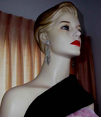 a beautiful VINTAGE COSTUME ESTATE ANTIQUE JEWELRY EARRINGS unsigned