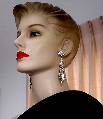 a beautiful VINTAGE COSTUME ESTATE ANTIQUE JEWELRY EARRINGS unsigned