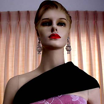 a beautiful VINTAGE COSTUME ESTATE ANTIQUE JEWELRY EARRINGS unsigned
