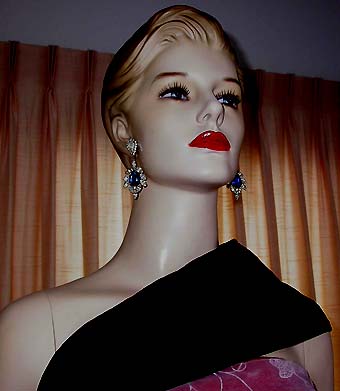 a beautiful VINTAGE COSTUME ESTATE ANTIQUE JEWELRY EARRINGS unsigned