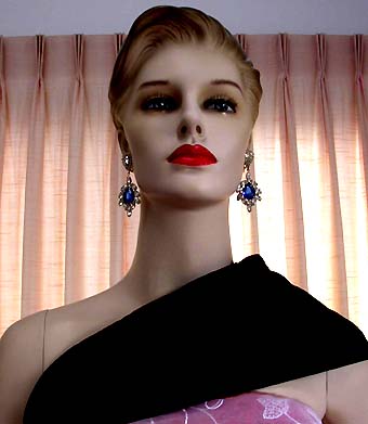 a beautiful VINTAGE COSTUME ESTATE ANTIQUE JEWELRY EARRINGS unsigned