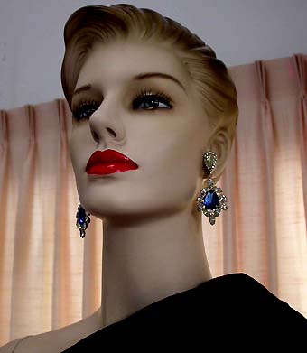a beautiful VINTAGE COSTUME ESTATE ANTIQUE JEWELRY EARRINGS unsigned