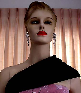 a beautiful VINTAGE COSTUME ESTATE ANTIQUE JEWELRY EARRINGS unsigned