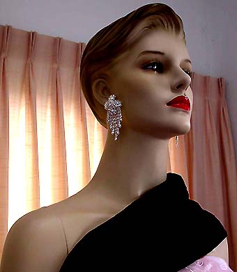 a beautiful VINTAGE COSTUME ESTATE ANTIQUE JEWELRY EARRINGS unsigned