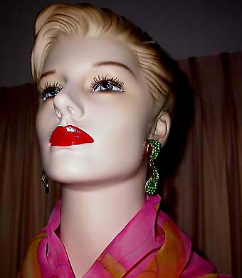 a beautiful VINTAGE COSTUME ESTATE ANTIQUE JEWELRY EARRINGS unsigned