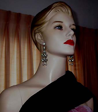 a beautiful VINTAGE COSTUME ESTATE ANTIQUE JEWELRY EARRINGS unsigned