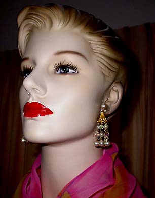 a beautiful VINTAGE COSTUME ESTATE ANTIQUE JEWELRY EARRINGS unsigned