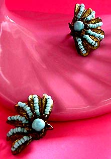a beautiful VINTAGE COSTUME ESTATE ANTIQUE JEWELRY EARRINGS unsigned
