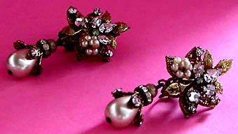 a beautiful VINTAGE COSTUME ESTATE ANTIQUE JEWELRY EARRINGS unsigned