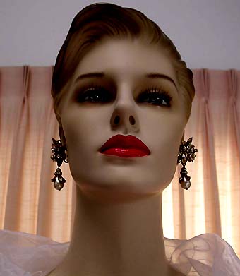 a beautiful VINTAGE COSTUME ESTATE ANTIQUE JEWELRY EARRINGS unsigned