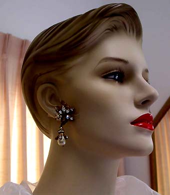 a beautiful VINTAGE COSTUME ESTATE ANTIQUE JEWELRY EARRINGS unsigned