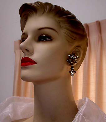 a beautiful VINTAGE COSTUME ESTATE ANTIQUE JEWELRY EARRINGS unsigned