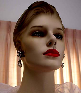 a beautiful VINTAGE COSTUME ESTATE ANTIQUE JEWELRY EARRINGS unsigned