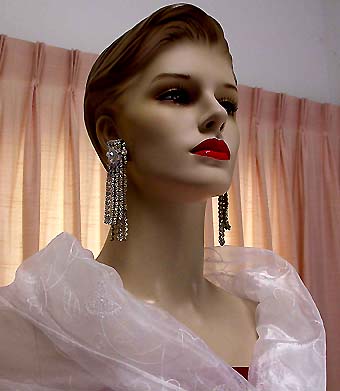 a beautiful VINTAGE COSTUME ESTATE ANTIQUE JEWELRY EARRINGS unsigned