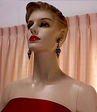 a beautiful VINTAGE COSTUME ESTATE ANTIQUE JEWELRY EARRINGS unsigned