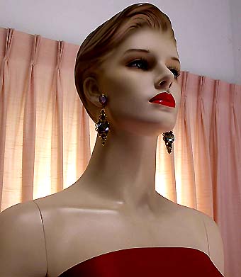 a beautiful VINTAGE COSTUME ESTATE ANTIQUE JEWELRY EARRINGS unsigned