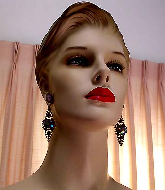 a beautiful VINTAGE COSTUME ESTATE ANTIQUE JEWELRY EARRINGS unsigned