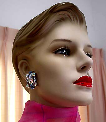 a beautiful VINTAGE COSTUME ESTATE ANTIQUE JEWELRY EARRINGS unsigned
