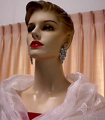 a beautiful VINTAGE COSTUME ESTATE ANTIQUE JEWELRY EARRINGS unsigned