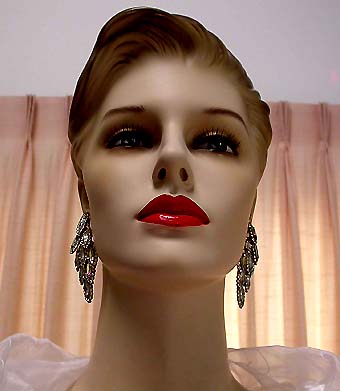 a beautiful VINTAGE COSTUME ESTATE ANTIQUE JEWELRY EARRINGS unsigned