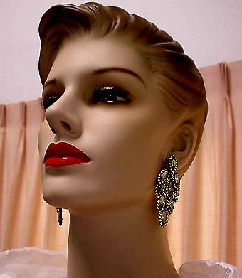 a beautiful VINTAGE COSTUME ESTATE ANTIQUE JEWELRY EARRINGS unsigned