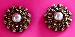 a beautiful VINTAGE COSTUME ESTATE ANTIQUE JEWELRY EARRINGS unsigned