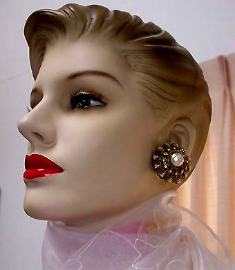 a beautiful VINTAGE COSTUME ESTATE ANTIQUE JEWELRY EARRINGS unsigned