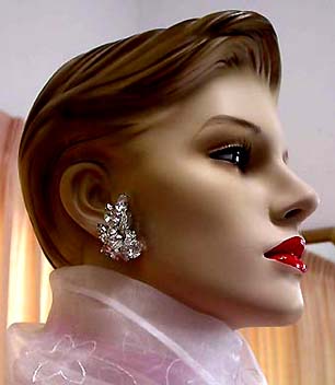 a beautiful VINTAGE COSTUME ESTATE ANTIQUE JEWELRY EARRINGS unsigned
