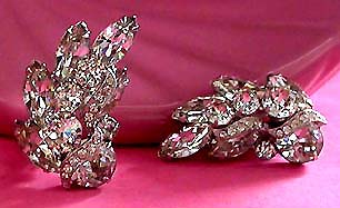 a beautiful VINTAGE COSTUME ESTATE ANTIQUE JEWELRY EARRINGS unsigned