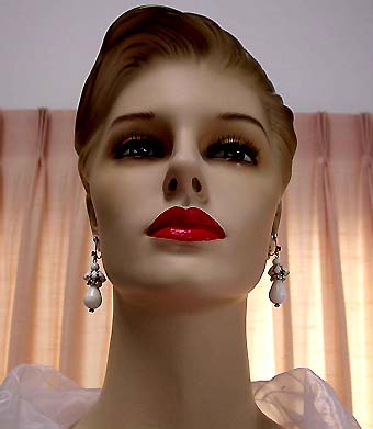 a beautiful VINTAGE COSTUME ESTATE ANTIQUE JEWELRY EARRINGS unsigned