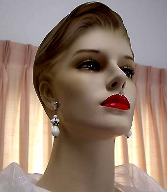a beautiful VINTAGE COSTUME ESTATE ANTIQUE JEWELRY EARRINGS unsigned
