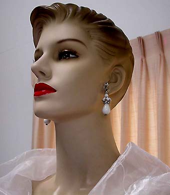 a beautiful VINTAGE COSTUME ESTATE ANTIQUE JEWELRY EARRINGS unsigned