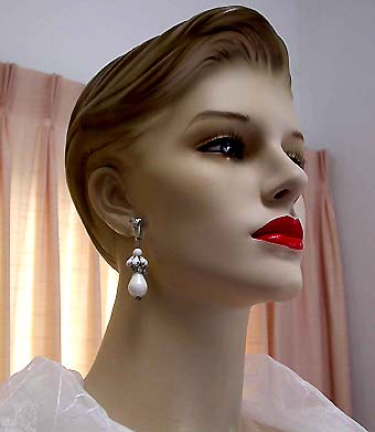 a beautiful VINTAGE COSTUME ESTATE ANTIQUE JEWELRY EARRINGS unsigned
