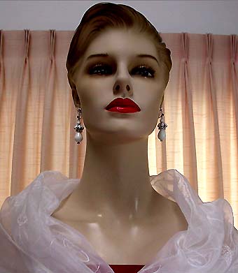 a beautiful VINTAGE COSTUME ESTATE ANTIQUE JEWELRY EARRINGS unsigned