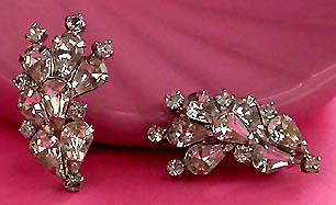 a beautiful VINTAGE COSTUME ESTATE ANTIQUE JEWELRY EARRINGS unsigned