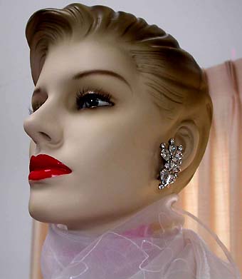 a beautiful VINTAGE COSTUME ESTATE ANTIQUE JEWELRY EARRINGS unsigned