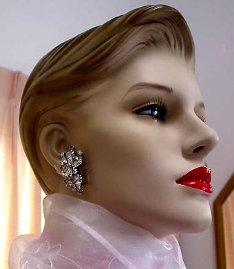 a beautiful VINTAGE COSTUME ESTATE ANTIQUE JEWELRY EARRINGS unsigned
