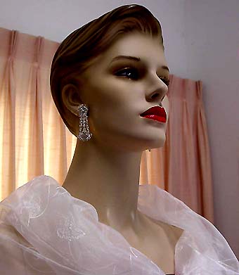 a beautiful VINTAGE COSTUME ESTATE ANTIQUE JEWELRY EARRINGS unsigned