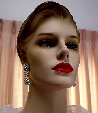 a beautiful VINTAGE COSTUME ESTATE ANTIQUE JEWELRY EARRINGS unsigned
