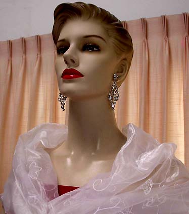 a beautiful VINTAGE COSTUME ESTATE ANTIQUE JEWELRY EARRINGS unsigned