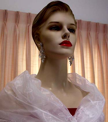 a beautiful VINTAGE COSTUME ESTATE ANTIQUE JEWELRY EARRINGS unsigned