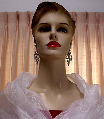 a beautiful VINTAGE COSTUME ESTATE ANTIQUE JEWELRY EARRINGS unsigned
