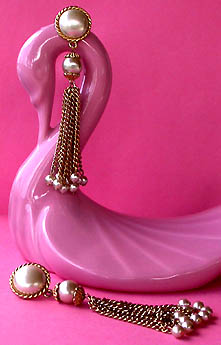 a beautiful VINTAGE COSTUME ESTATE ANTIQUE JEWELRY EARRINGS unsigned