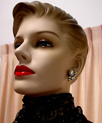 a beautiful VINTAGE COSTUME ESTATE ANTIQUE JEWELRY EARRINGS unsigned