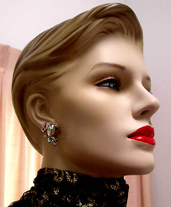 a beautiful VINTAGE COSTUME ESTATE ANTIQUE JEWELRY EARRINGS unsigned