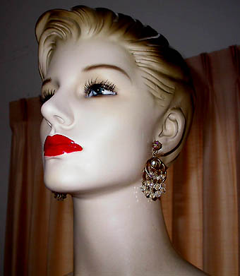 a beautiful VINTAGE COSTUME ESTATE ANTIQUE JEWELRY EARRINGS unsigned