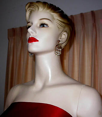 a beautiful VINTAGE COSTUME ESTATE ANTIQUE JEWELRY EARRINGS unsigned